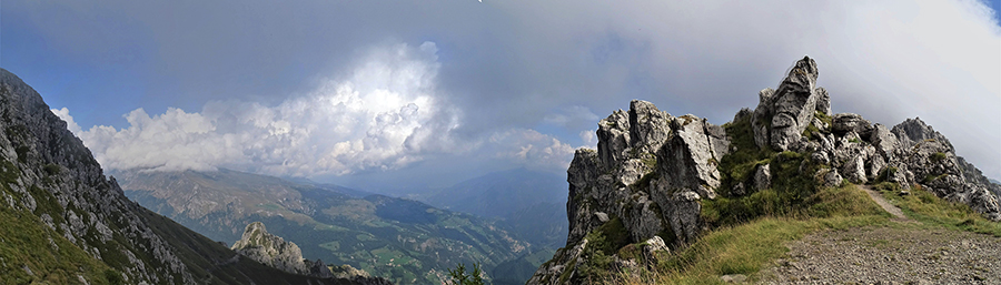 Al Passo La forca (1848 m) a dx tra roccioni il sent. 502 per Cima Alben e a sx discende il sent. 501 per Col dei Brassamonti e Passo della Crocetta